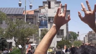 سوريون في مناطق سيطرة الأسد يهتفون للمرة الأولى ضد إيـران (فيديو)