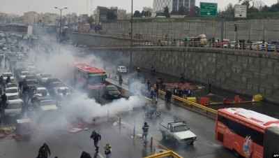 إيران.. بومبيو يغرد بالفارسية و60 قتيلا في الأحواز والنظام يصف الاحتجاجات بـ"الحرب العالمية"!