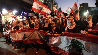 مجلة أمريكية تسلط الضوء على حراك لبنان ومأزق حكومة "حـزب الله"