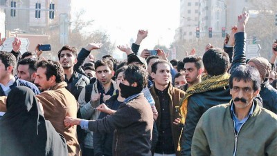 هل تنتقل عدوى مظاهرات العراق إلى إيران؟