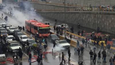 إيران.. 7 آلاف معتقل و143 قتيلا خلال 10 أيام