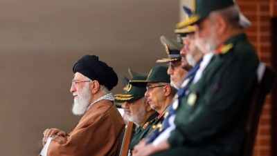 مدير مؤسسة تابعة لـ"خـامنئي" يفضح فساد النظام الإيـراني والمقربين من المرشد