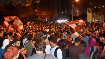 لبنان.. محتجون يواصلون مظاهراتهم وعون يلوح بـ"الحرب الأهلية"