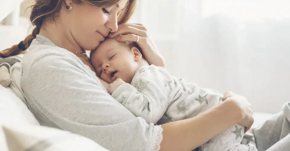 تفسير حلم حمل طفل رضيع.. معانيه وأسراره للمتزوجة والعزباء والحامل والمطلقة