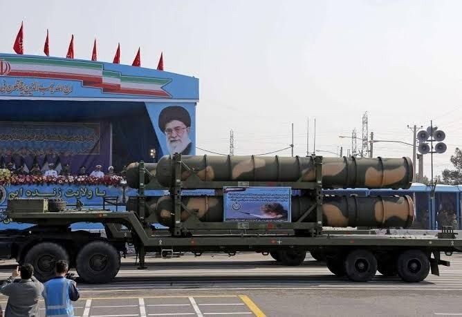 عبر شاحنات الخضار والفواكه.. إيران تهرب الصواريخ إلى سوريا