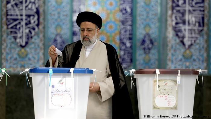 صناديق الاقتراع تستقبل الإيرانيين و"خامنئي" يدلي بصوته (فيديو)