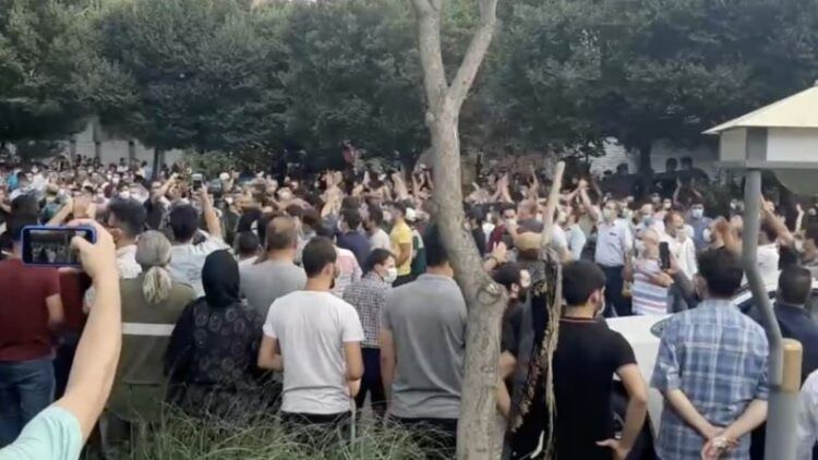 لليوم العاشر.. "احتجاجات المياه" تتواصل و"روحاني" يعد بفتح السدود
