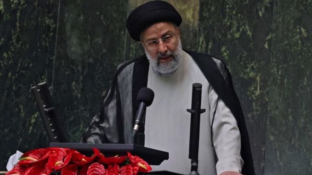 إشارات متناقضة بكلمة الرئيس الإيراني إبراهيم رئيسي خلال أداء اليمين