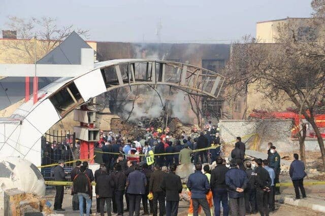 مصرع ثلاثة أشخاص بتحطم طائرة للجيش الإيراني
