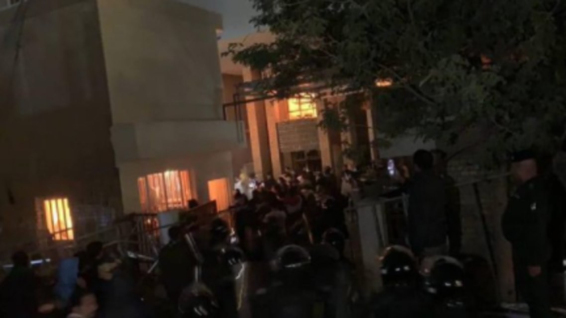 أنصار الحشد يحرقون مقر حزب كردي في بغداد (فيديو)