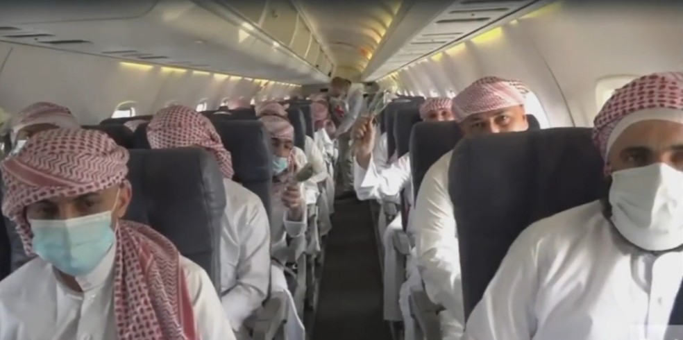 التحالف العربي ينتهي من نقل 163 أسيرا حوثيا إلى اليمن