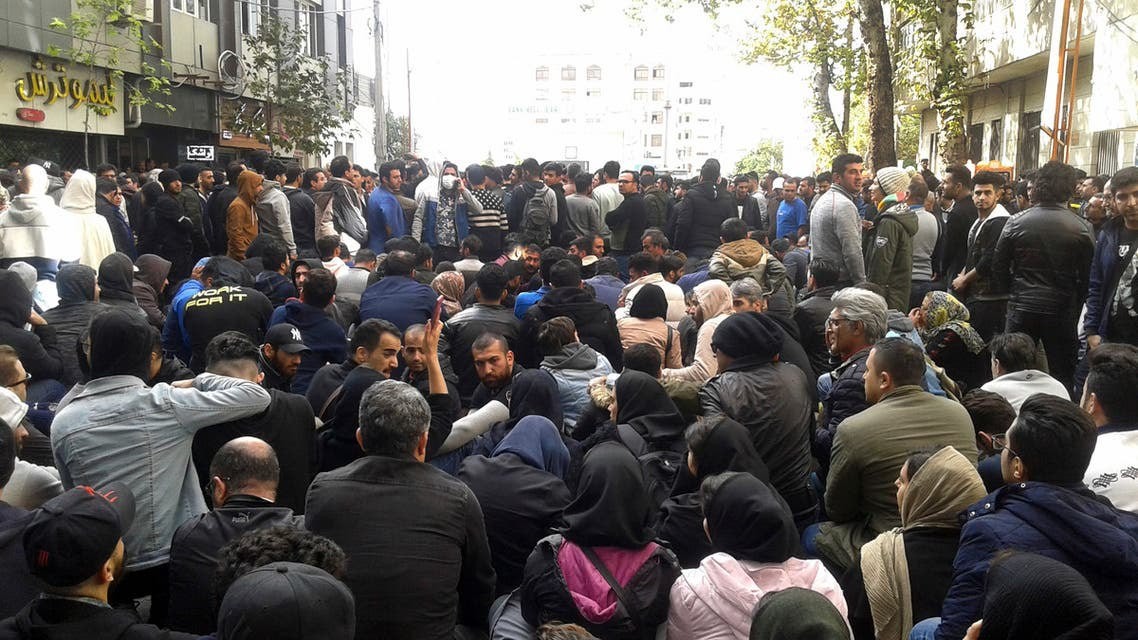 "ليسقط حكم الملالي".. احتجاجات إيران تتسع وتمتد لمدن جديدة