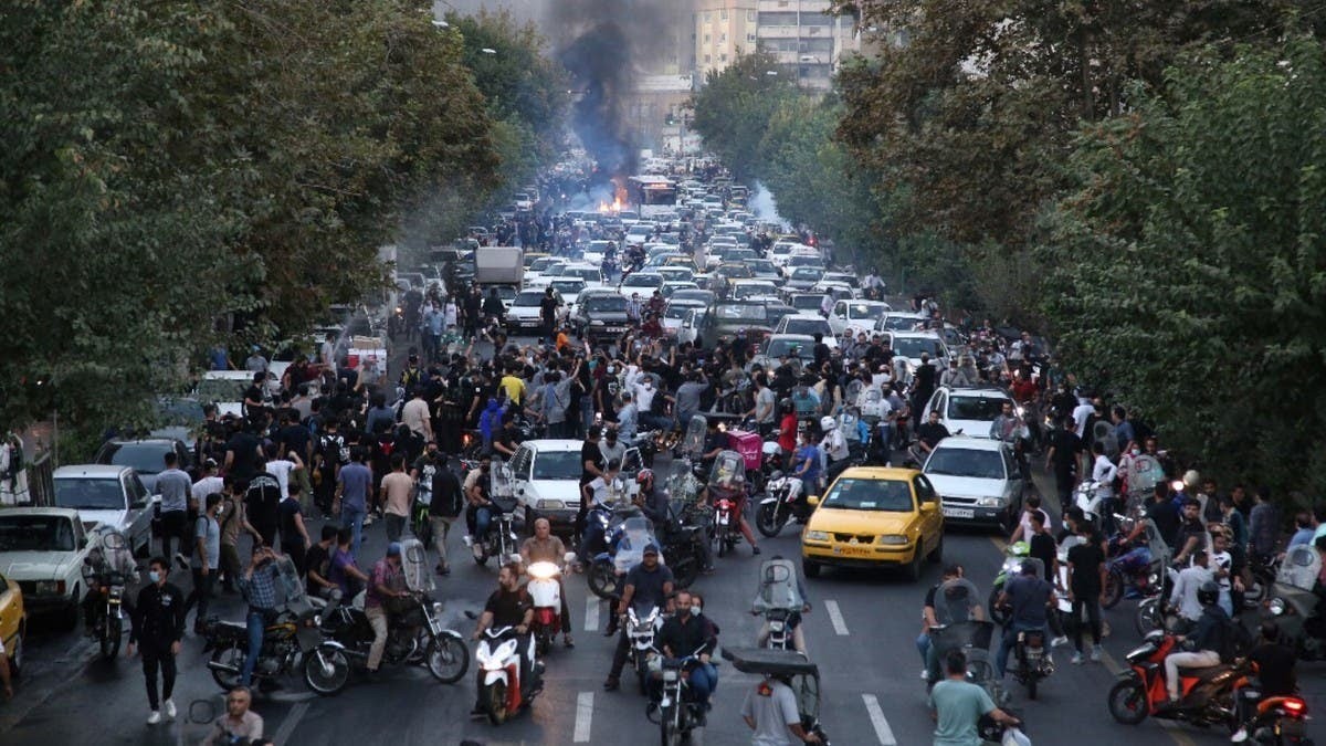 محتجون يسيطرون على شوارع "ستارخان" غرب طهران.. والأمن يقتل ناشطة إيرانية جديدة