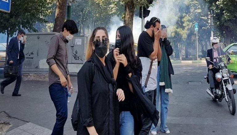 انهيار متواصل للتومان الإيراني وخسائر بملايين الدولارات جراء حجب الإنترنت