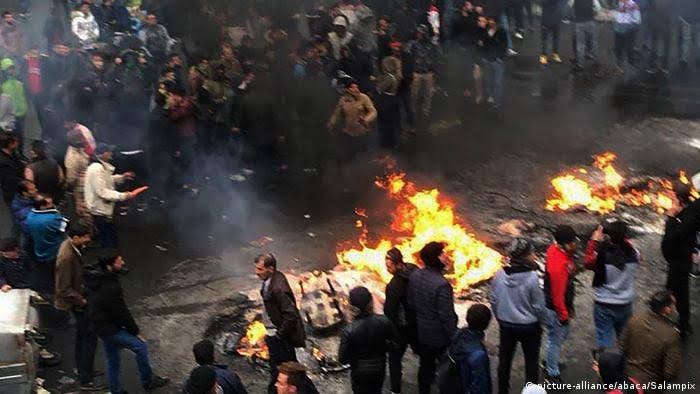 تطور جديد في انتفاضة الإيرانيين سيقلب الموازين ومتظاهرون يوجهون رسائل للباسيج