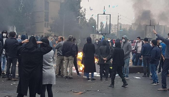 تواصل الاحتجاجات والإضرابات في إيران لليوم الـ26.. والمحتجون يتأهبون لمظاهرة حاشدة الأربعاء