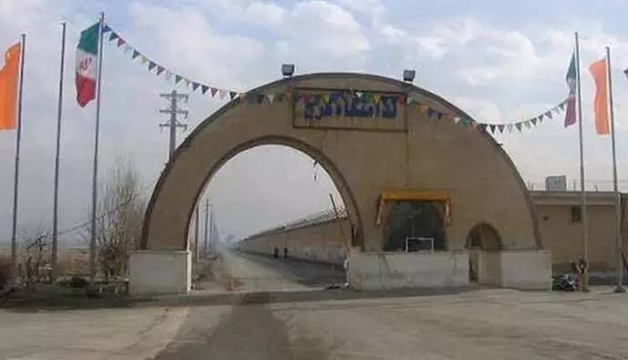 الأمن الإيراني يقمع احتجاجات داخل سجن كرج المركزي ويقتل سجينا