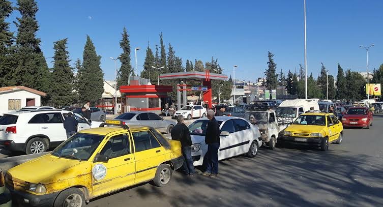 مستشارية إيران في سوريا تعد بحل أزمة المحروقات