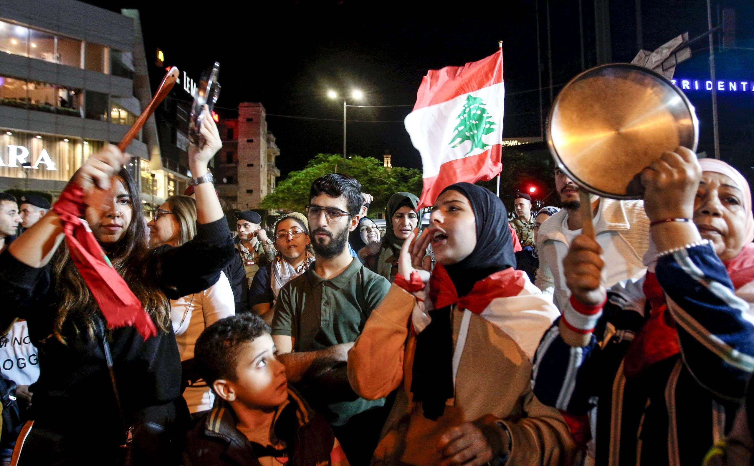 لبنان.. قطع طرقات وعصيان مدني