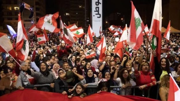 لبنان.. مطالب سياسية في الساحات واقتصادية أمام المصارف