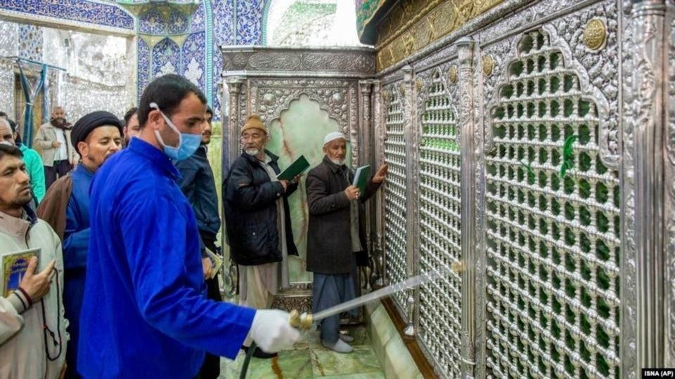 إيـران.. اعتقال رجل دين يوزع "عطر النبي" على مصابي كورونا