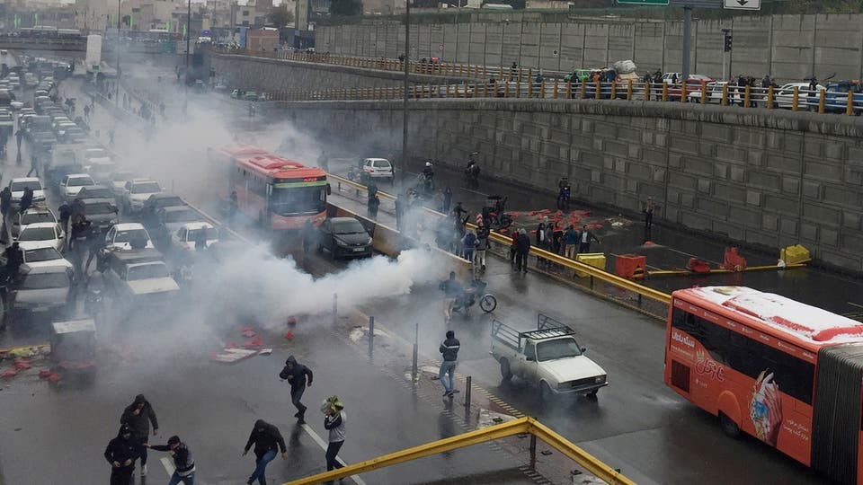 53 مدينة إيرانية تنتفض.. 11 قتيلا ومتظاهرون يحرقون صور خامنئي