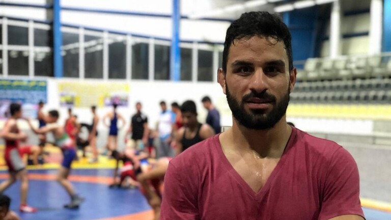 ظريف يعلّق على إعدام المصارع الإيراني