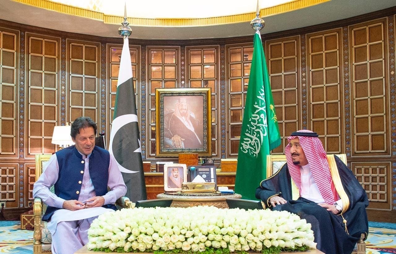 بعد طهران.. عمران خان يصل الرياض ويلتقي العاهل السعودي