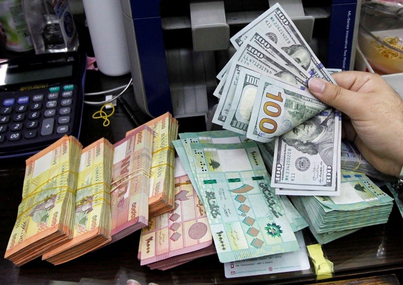 في لبنان.. البنوك تهرّب 6 مليارات دولار والمودع ممنوع من سحب 100 دولار!