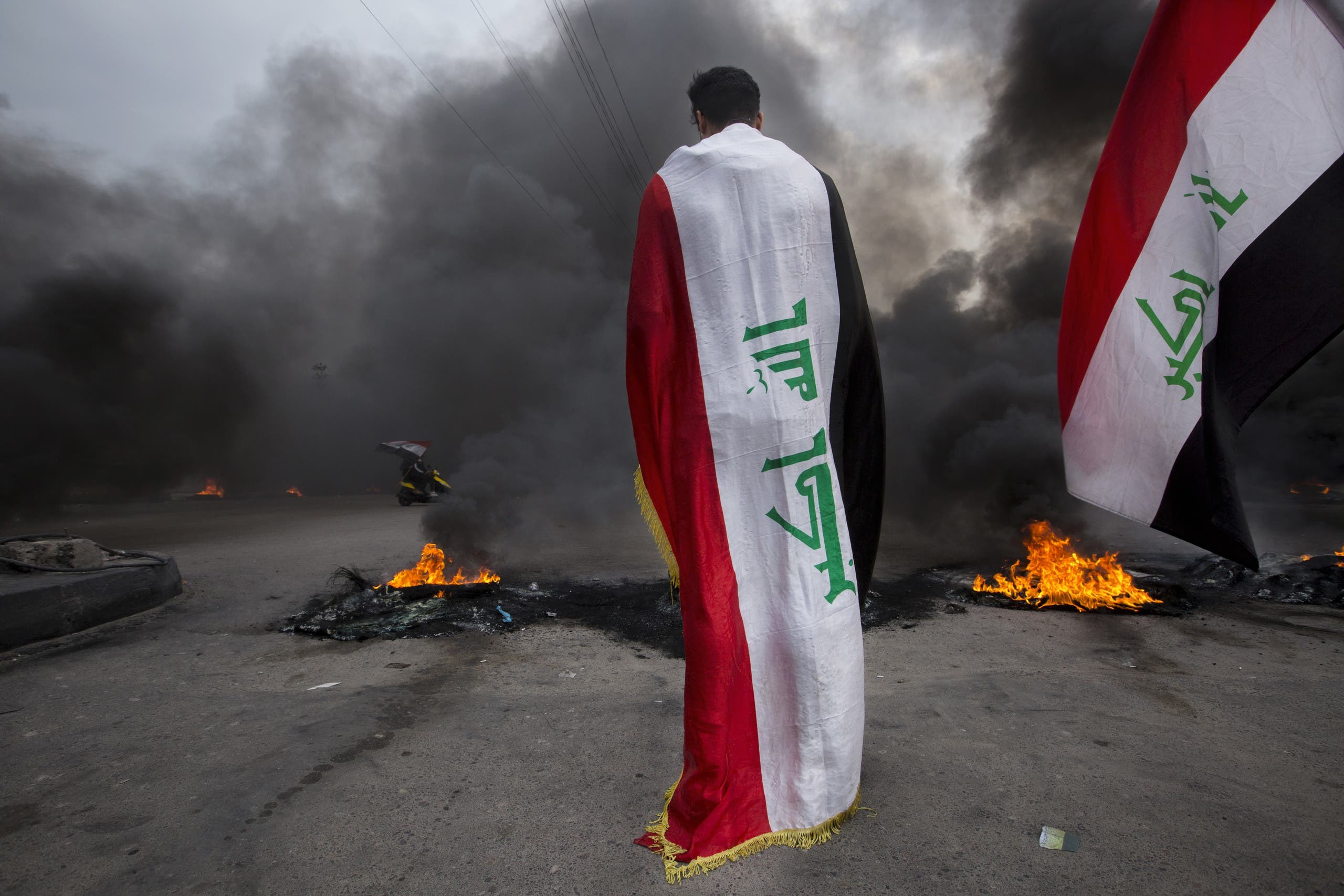 العراق.. مقتل متظاهر في بغداد وشلل شامل في مدن الجنوب