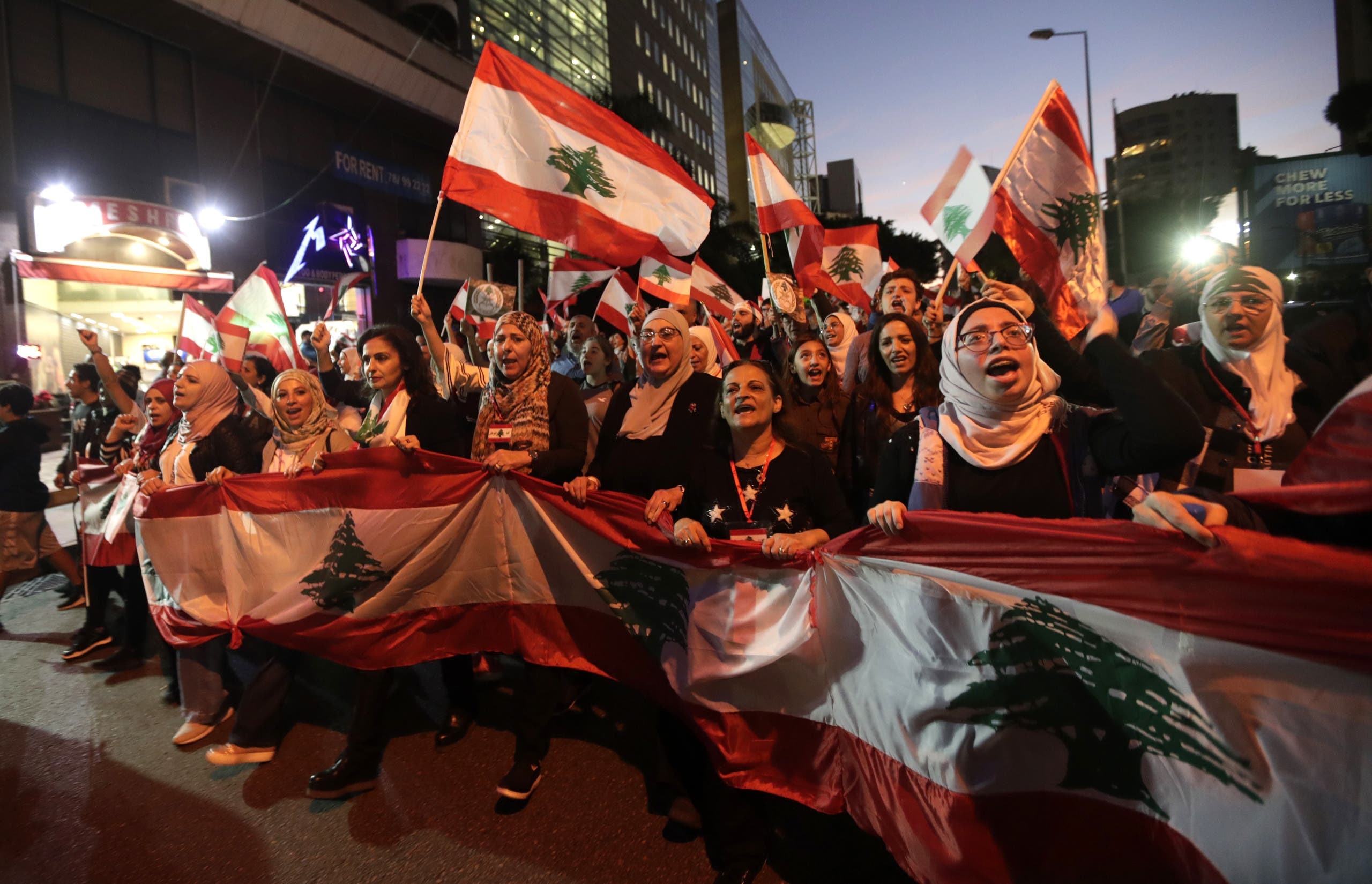 مجلة أمريكية تسلط الضوء على حراك لبنان ومأزق حكومة "حـزب الله"