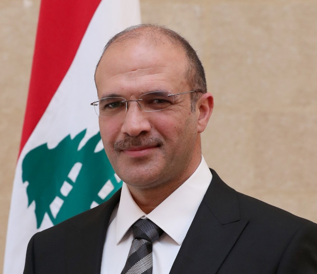 لبنان.. وزير الصحة: قرار استقبال الرحلات من إيـران بيد حـزب الله وليس بيدي!