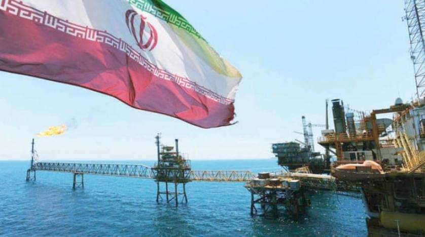 بلومبيرغ: إيران تتصل بعملائها القدامى لبيع نفطها