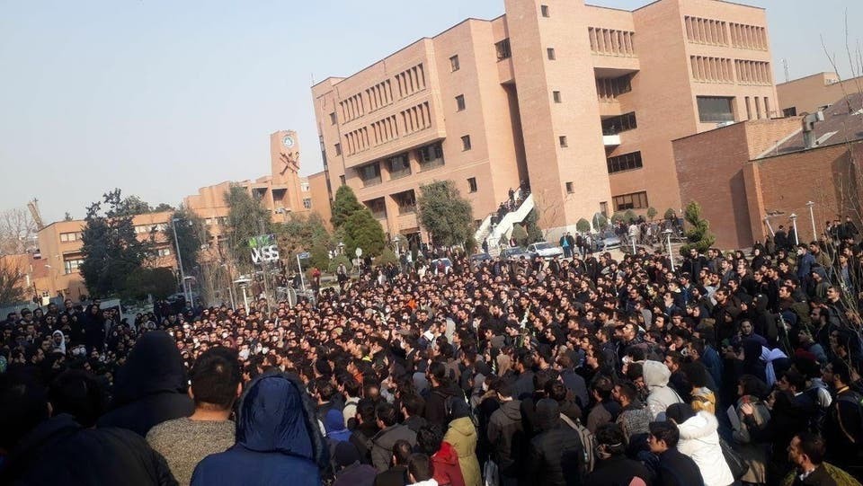 إيران.. مظاهرات بمسقط رأس "سليمـاني" وهتافات ضد "خامـنئي"