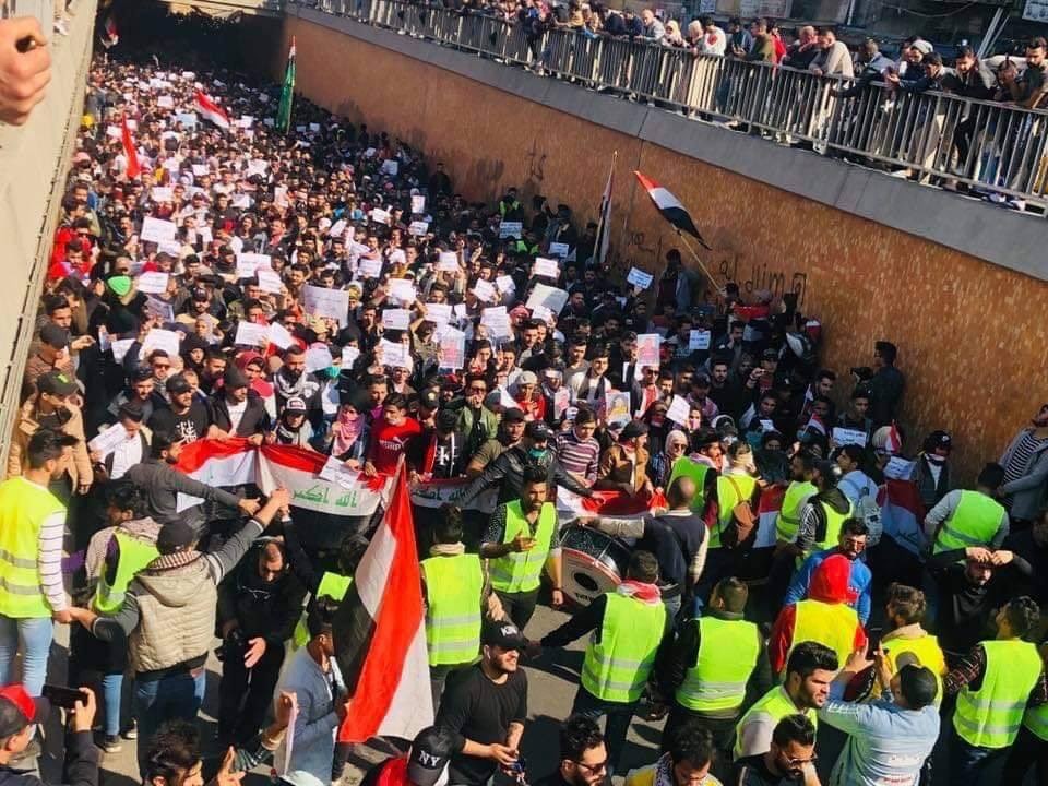 العراق.. الطلاب يشاركون بقوة في المظاهرات ويهتفون ضد "الصدر"