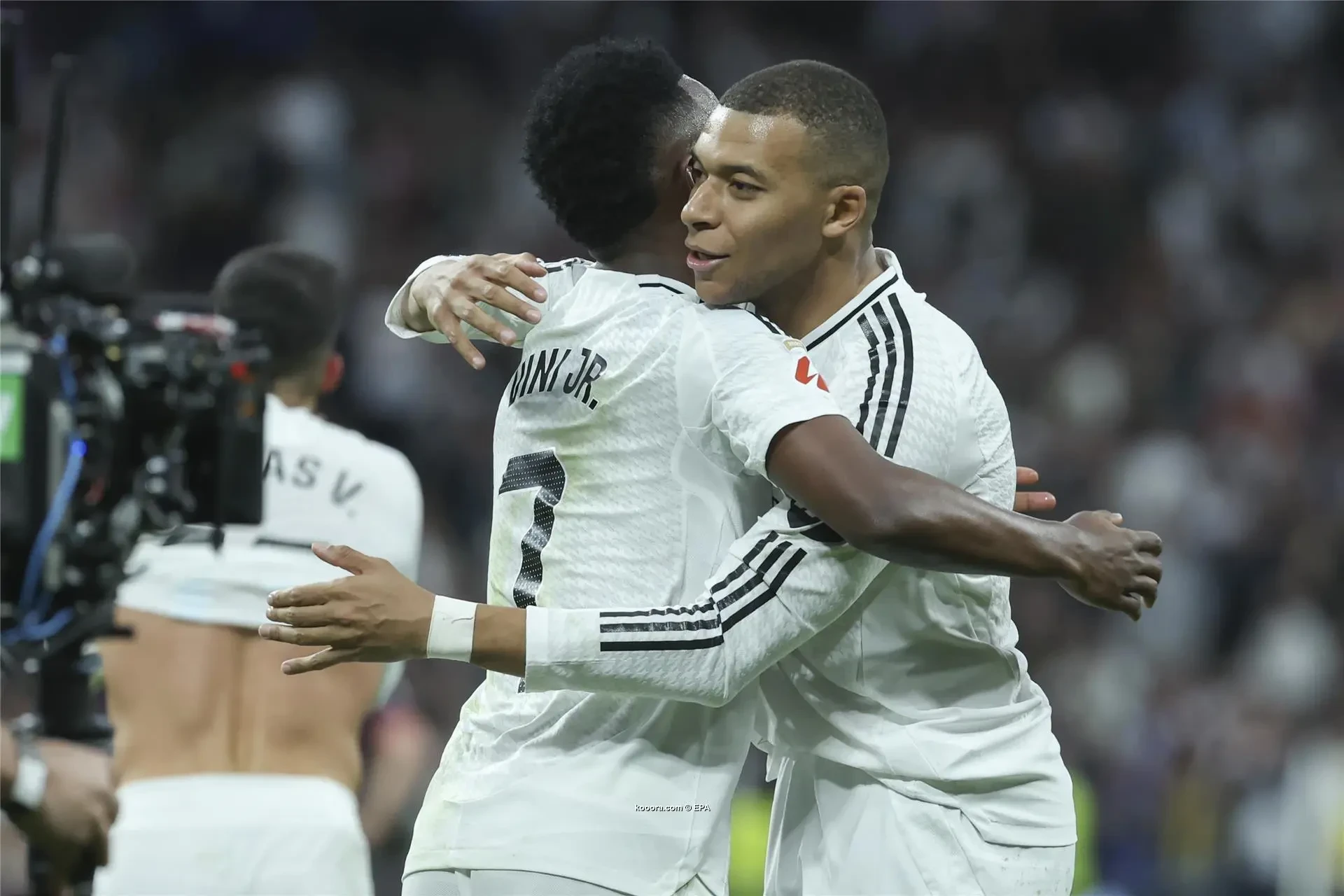 ريال مدريد يهزم جيرونا بثنائية ويواصل مطاردة برشلونة على الصدارة (فيديو)